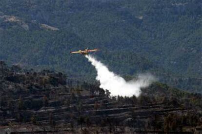 Una avioneta sobrevuela la zona del incendio.