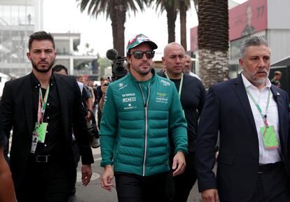 Fernando Alonso, piloto de Aston Martin, escoltado por miembros de seguridad durante el Gran Premio de México.
