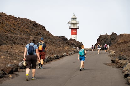 Un grupo de turistas camina hacia el faro de Punta de Teno, en la parte noroccidental de la isla de Tenerife. 