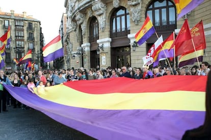 Integrantes de IU sostienen banderas republicanas durante la concentración convocada en Bilbao.