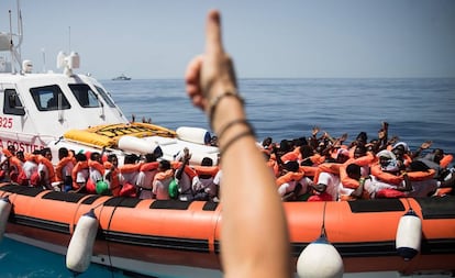 Traslado de los migrantes a los buques que viajarán con el 'Aquarius'.