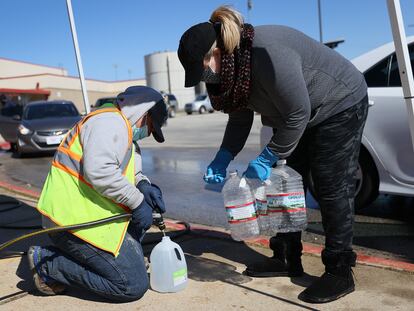 Voluntário distribui água em Kyle, Texas.