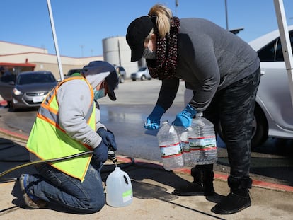 Voluntário distribui água em Kyle, Texas.