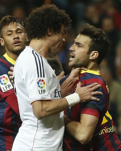 Pepe coge del cuello a Cesc