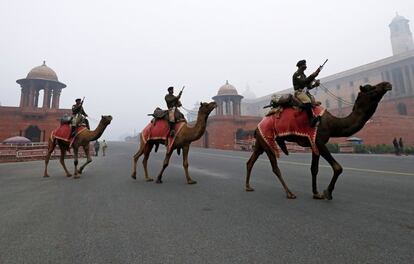 Los miembros de la Fuerza de Seguridad Fronteriza India (BSF) montan sus camellos durante los ensayos del desfile del Día de la República en Nueva Delhi (India). 