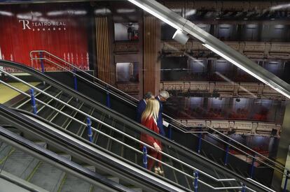 Cifuentes inaugura en Ópera las vinilos conmemorativos del Teatro Real.