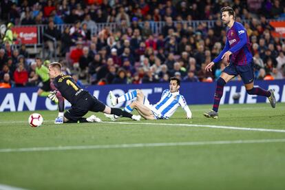 Juanmi marca el segundo gol del partidotras superar a Piqué.