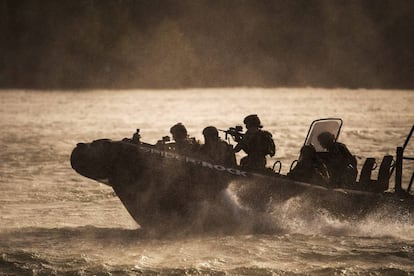 Fuerzas especiales de las Fuerzas Armadas de Austria navegan en lancha durante una maniobra militar con motivo de la operación aeronaval de la Unión Europea en el Mediterráneo, operación "Sophia", en el río Danubio en Viena (Austria).