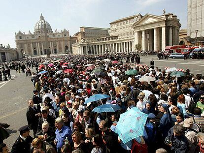 Los fieles hacen cola ayer en la plaza de San Pedro en el Vaticano para visitar la capilla ardiente del papa Juan Pablo II.
