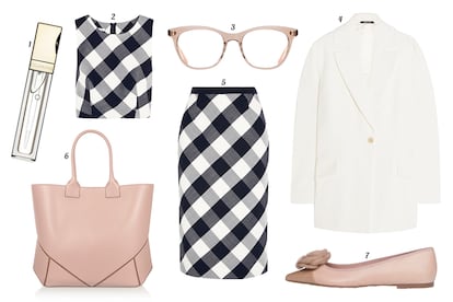 1. Clarins Lipgloss 'Prodige'. 2. Oscar de la Renta Cropped top sin mangas. 3. Oliver Peoples Gafas de ver con montura de pasta. 4. Maison Margiela Blazer oversize. 5. Oscar de la Renta Falda lápiz. 6. Givenchy Tote de piel. 7. Pretty Ballerinas Bailarina de piel con flor en el empeine.