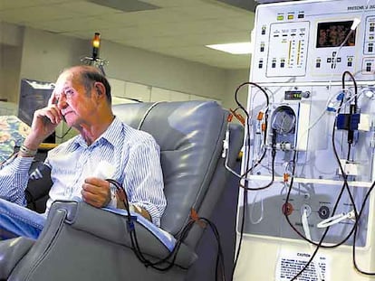 Un enfermo con insuficiencia renal se somete a una diálisis.