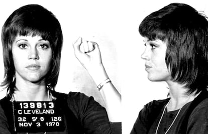 Puño en alto: así fue la icónica ficha policial del arresto de Jane Fonda en 1970.