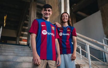 Los jugadores del Barça Pedri y Aitana Bonmatí con la nueva equipación para la temporada 2022/23
