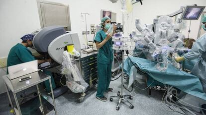 Varios médicos en un quirófano del Hospital de Málaga, asistidos por el robot Da Vinci. 