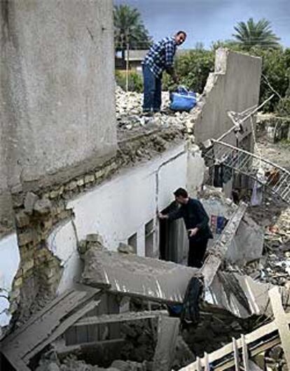 Una familia iraquí intenta rescatar lo poco que ha quedado de su casa, destrozada tras el bombardeo de Bagdad.