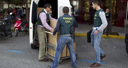 Agentes de la Guardia Civil durante uno de los registros.