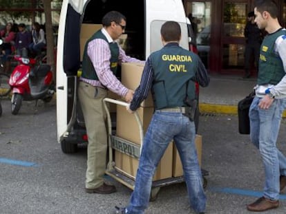 Agentes de la Guardia Civil durante uno de los registros.