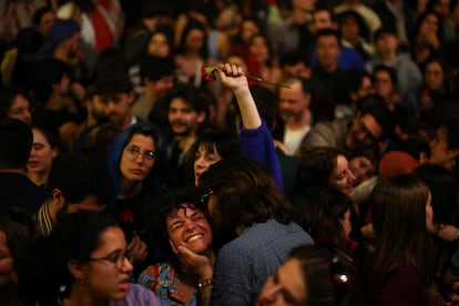 Cientos de jóvenes celebran el 50 aniversario de la revolución con claveles en la mano, este jueves en Lisboa.

