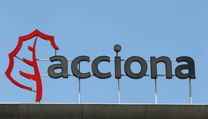Logotipo de Acciona en su sede en Madrid.