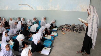 Niñas afganas asisten a clase en una escuela primaria, las únicas en las que aún están autorizadas a estudiar, en Kandahar, el 18 de septiembre de 2023.