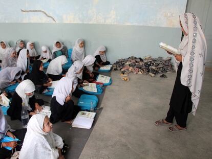 Niñas afganas asisten a clase en una escuela primaria, las únicas en las que aún están autorizadas a estudiar, en Kandahar, el 18 de septiembre de 2023.