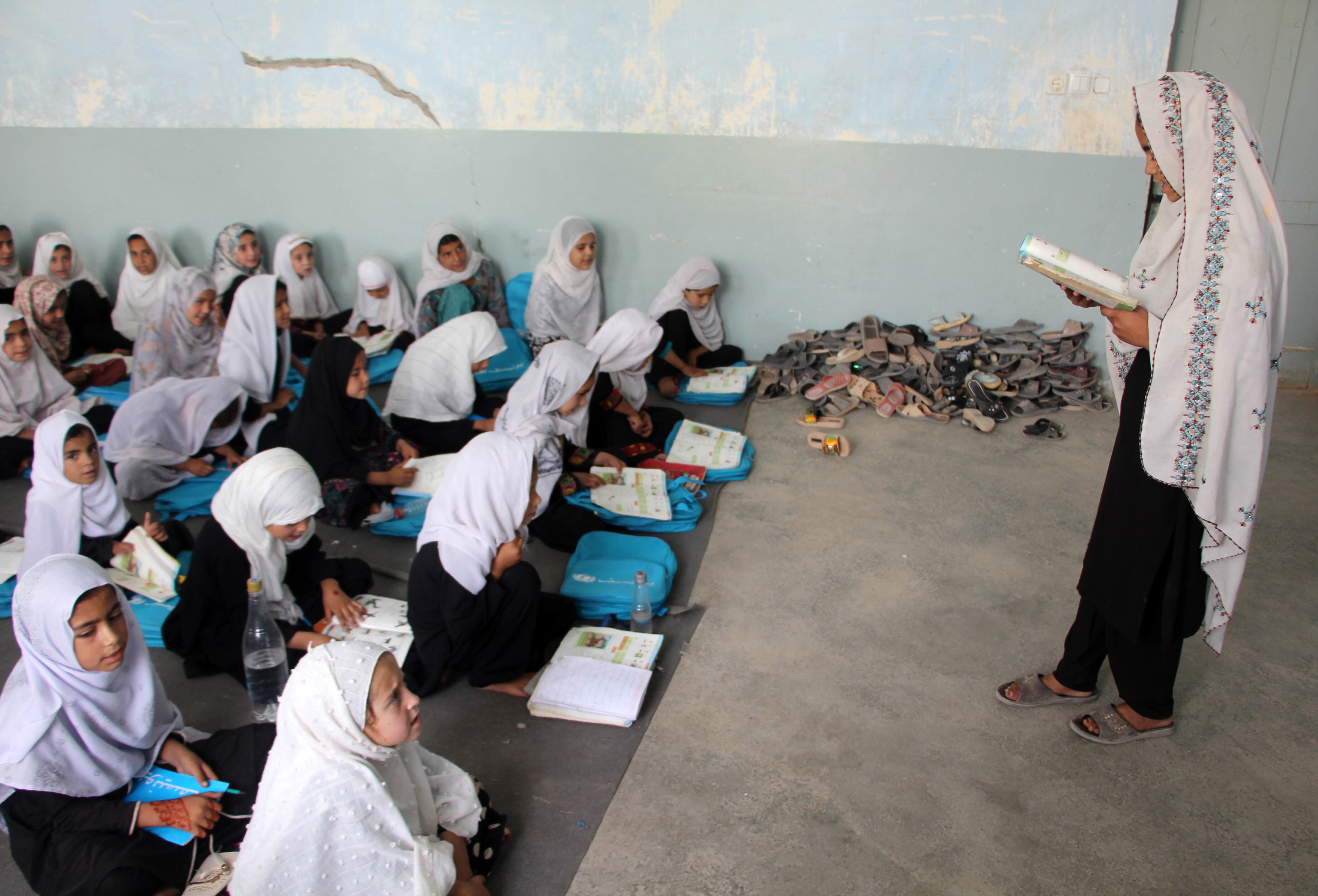 Niñas afganas asisten a la escuela primaria en Kandahar (Afganistán) pese a la prohibición de los talibanes. Dos años después de la medida, muchas niñas han recurrido a asistir a escuelas religiosas como única opción. 