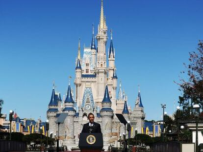 Obama presenta sus medidas para impulsar el turismo internacional desde el complejo turístico más visitado del mundo, Disney World, en Florida.
