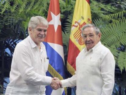 El ministro de Exteriores se entrevista durante dos horas y media con el presidente cubano para impulsar la visita de los Reyes y de varios sectores económicos