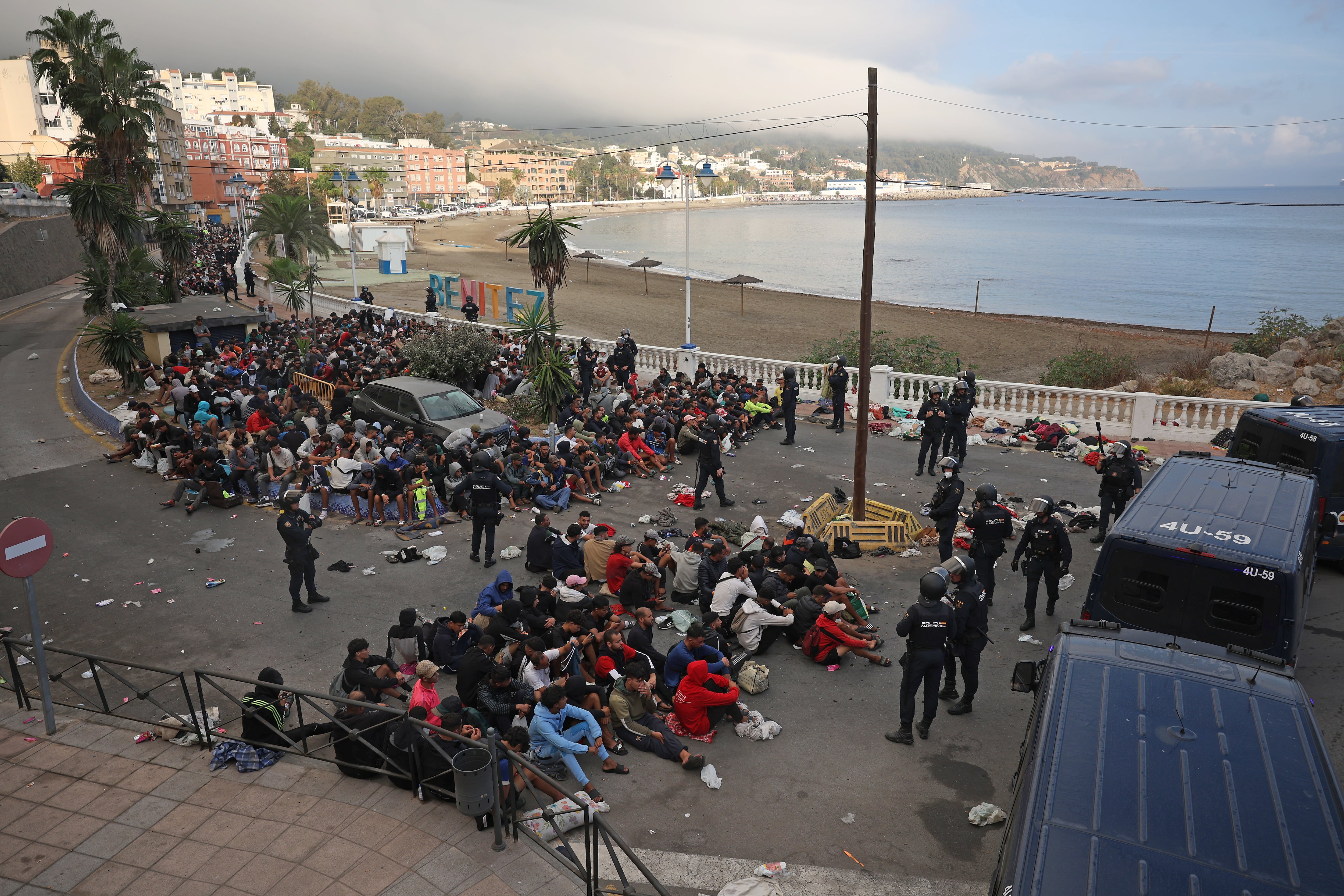Tensión y caos en el traslado de los migrantes de la playa Benítez al puerto de Ceuta