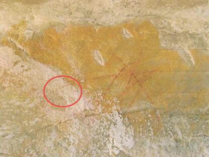 Imagem mostra a sobreposição de camada branca ao grafismo rupestre em Diamantina.
