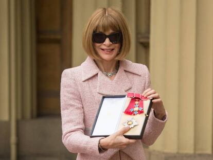 Anna Wintour, este viernes tras recibir la distinci&oacute;n de dama del Imperio brit&aacute;nico de manos de Isabel II.