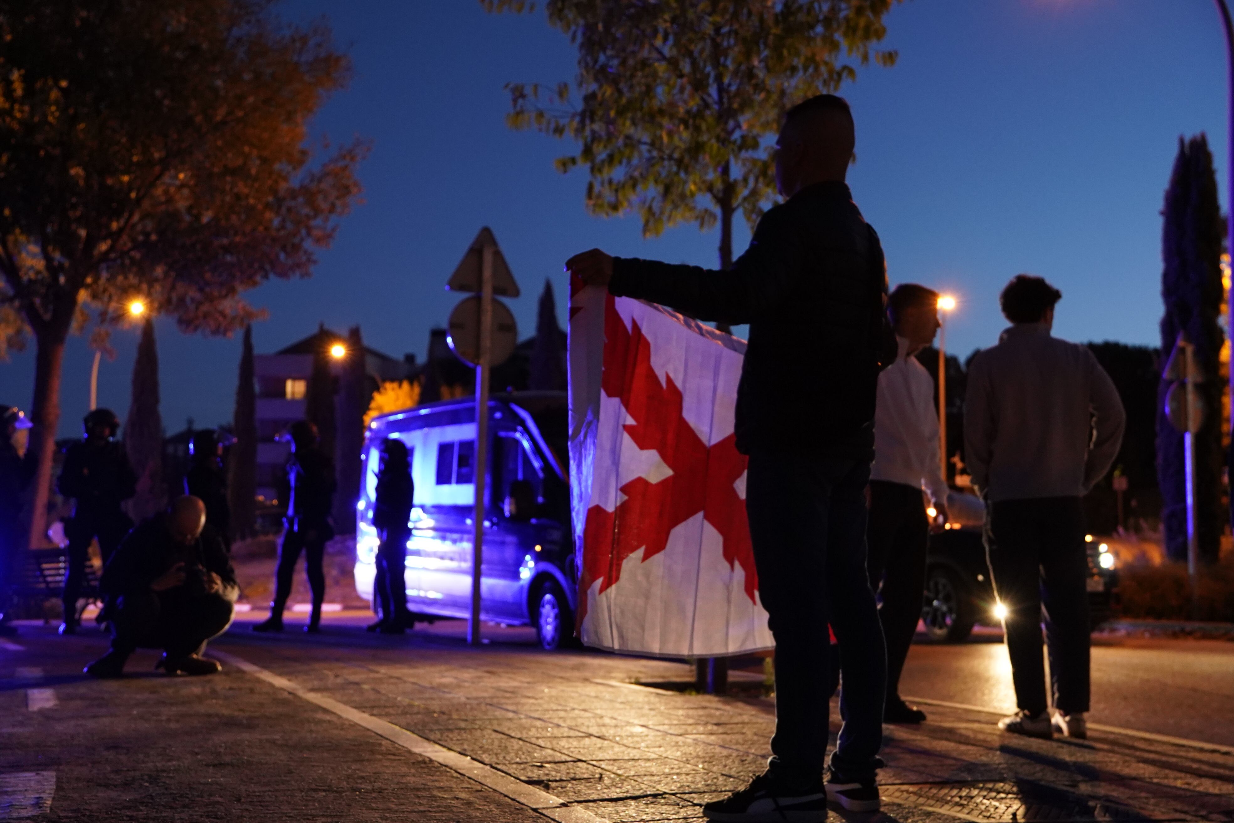 Un seguidor de Vito Quiles luciendo una bandera carlista con la Cruz de Borgoña, por la que fue aislado del grupo.