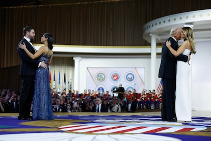 Trump baila con su esposa, Melania, junto a Vance, y su esposa, Usha Vance, durante el baile del Comandante. 