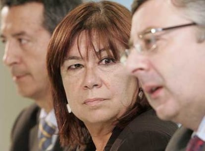 La presidenta de la gestora del PSM, Cristina Narbona, entre su portavoz, Constantino Méndez, y el secretario general del PSOE, José Blanco.