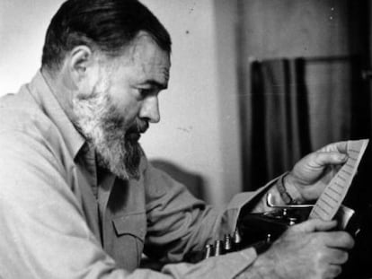 Hemingway, sempre tão fotogênico, com sua máquina de escrever.