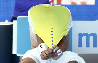 Rafa Nadal se cambia de camiseta en un descanso del segundo set contra Fernando Verdasco. 