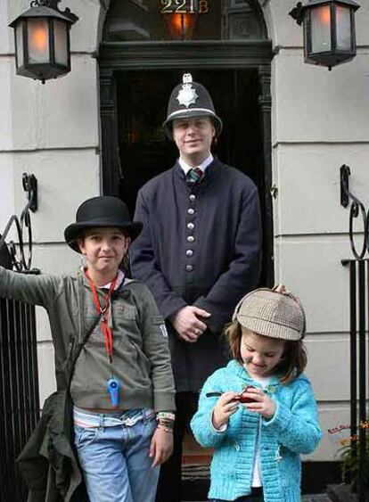 Una foto frente al Museo de Sherlock Holmes, con el gorro del detective y el bombín del doctor Watson incluidos.