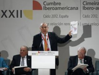 El secretario general de la Organización para la Cooperación y el Desarrollo Ecnómico (OCDE), Angel Gurría, durante la presentación del informe "Perspectivas Económ de América Latina" en el marco de la XXII Cumbre de Jefes de Estado y de Gobierno que comcienza hoy en Cádiz.