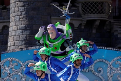 Buzz Lightyear, durante la fiesta de aniversario del parque temático.