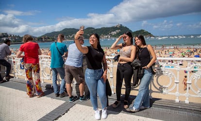 Turistas en la Playa de la Concha, San Sebastián.