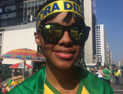 Lizandra de Almeida, de 18 anos, estava na fila para subir no caminhão de som do grupo 'As Ruas'. "Estou aqui porque sou contra a Dilma e o Governo dela, que deixou nosso país na miséria". Quem entraria no lugar de Dilma? "O vice dela, não me lembro o nome dele agora".