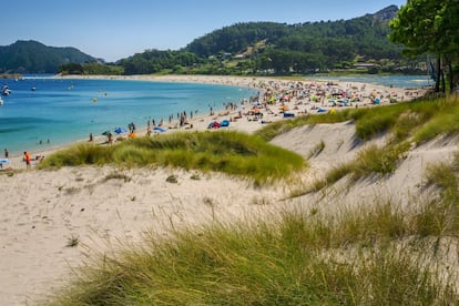 En 2007 el diario británico 'The Guardian' afirmó que <a href="https://elpais-com.zproxy.org/sociedad/2007/02/19/actualidad/1171839602_850215.html" target="">Rodas era la mejor playa del mundo.</a> Ahora los lectores de 'El Viajero' la han subido hasta el segundo puesto del ranking de las playas más bonitas de España. Y es que todo recuerda al Caribe en ese arenal de las islas Cíes, salvo por la gelidez de las aguas, claro. Rodas tiene arena de cal y aguas de vidrio, en ella ondea la bandera azul y desprende ese bienestar que produce estar en la cabecera de la ría de Vigo rodeados por el Atlántico. Haremos bien en no quedarnos amontonados junto al muelle donde llegan los barcos, sino espaciarnos por el cordón dunar, sin que afecte la acción violenta de las olas. Por la parte trasera, donde los pinos tienen las raíces al aire, se camina hasta la laguna, aunque la mejor panorámica de este istmo que empalma dos islas se obtiene desde el alto de la Campana, camino del faro. Para evitar saturaciones se precisa un permiso de la Xunta (previo a la compra de pasaje en barco que se obtiene en esta web: <a href="https://autorizacionillasatlanticas.xunta.gal/illasr/inicio" target="">autorizacionillasatlanticas.xunta.gal</a>).