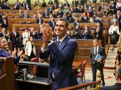 Pedro Sánchez recibe el aplauso del grupo parlamentario socialista tras ser investido presidente del Gobierno, el pasado 16 de noviembre.