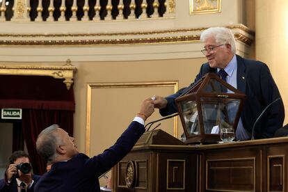 El expresidente del Senado Ander Gil (a la izquierda) entregaba su voto al presidente de la Mesa de Edad del Senado, Martí Sans, este jueves en la Cámara alta.