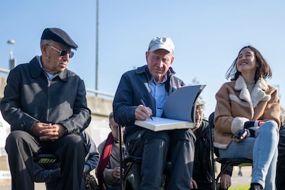 El brasileño puso su lente sobre muchas de las comunidades más marginadas del mundo, fueran los trabajadores rurales, los mineros furtivos en busca de la pepita de oro. En la imagen, Salgado recibe un premio en Cataluña (España), en 2024.