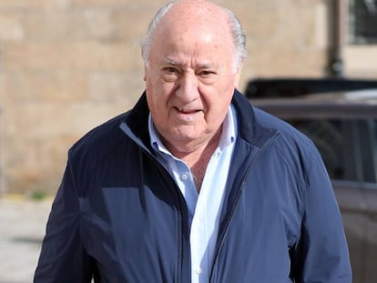 Amancio Ortega, por las calles de A Coruña, el 17 de noviembre.
