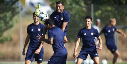 Gabriel Mercado y Walter Montoya en la sesión de entrenamiento previa al partido