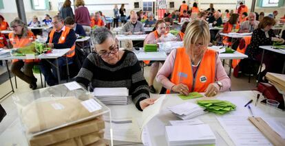 Voluntarios durante el escrutinio de la consulta en Madrid, el 20 de febrero de 2017.