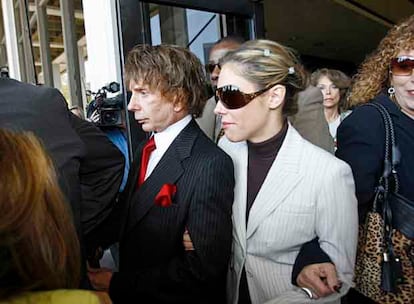 Phil Spector y su esposa Rachelle abandonan ayer el Tribunal Superior de Los Ángeles.