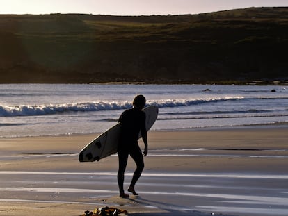 Un surfista en la playa de Nemiña, en Muxía, A Coruña.